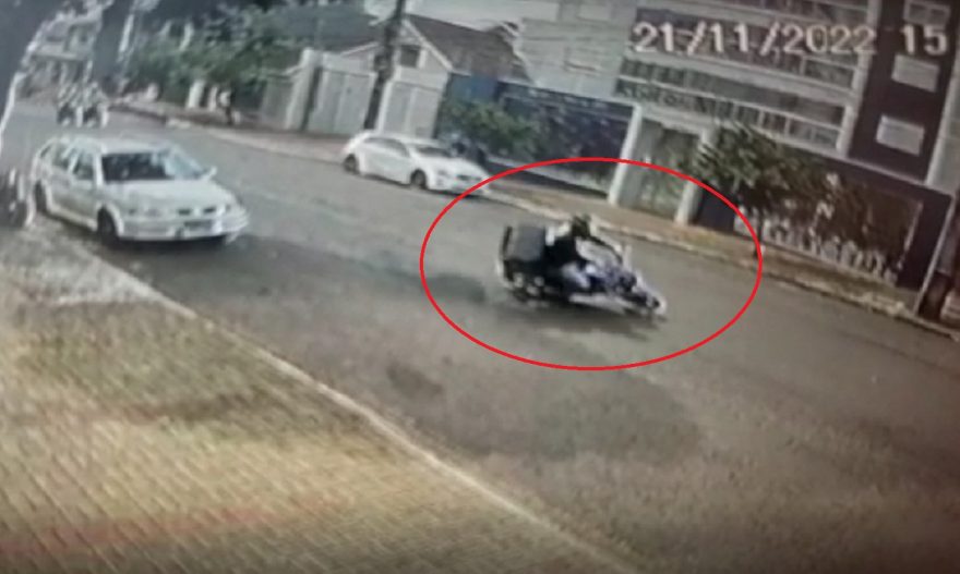 Vídeo mostra momento em que motociclista enrosca o pescoço em fio
