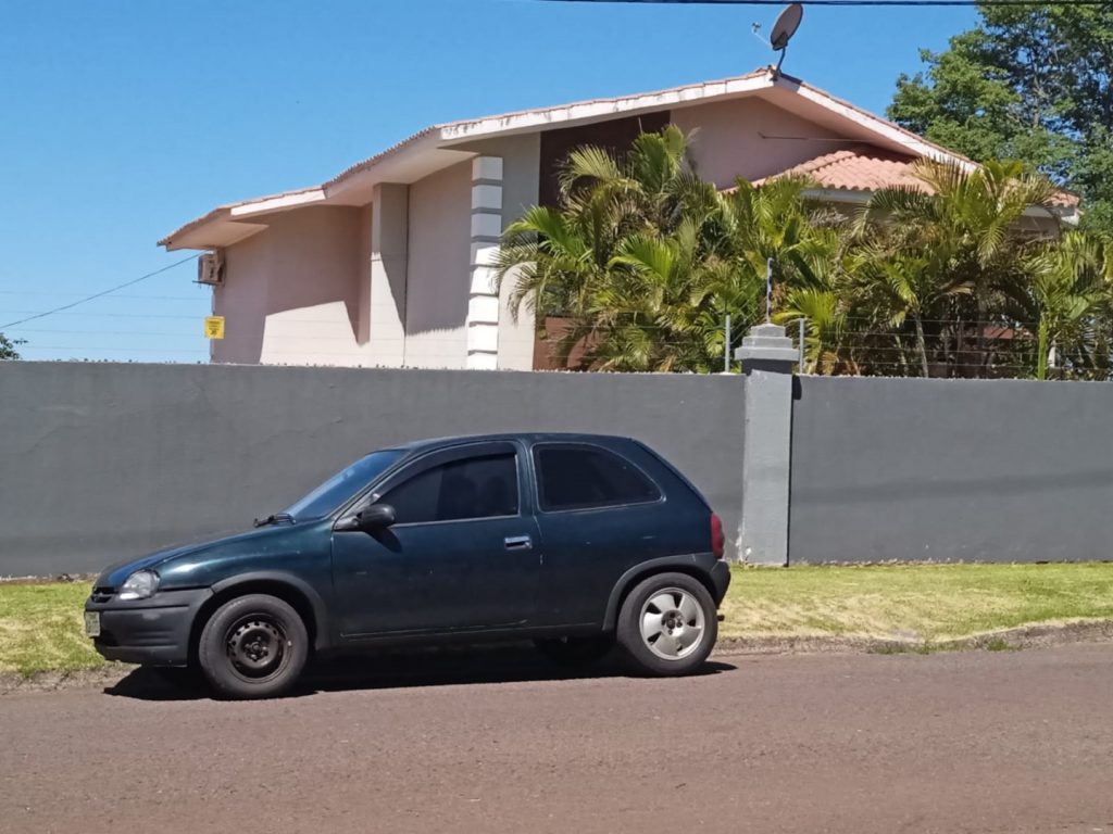 Corsa com placas AGW0708 é furtado em Cascavel