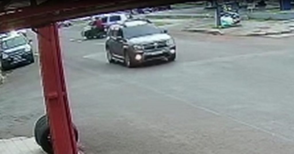 Veja momento em que carro e moto colidem no Parque São Paulo