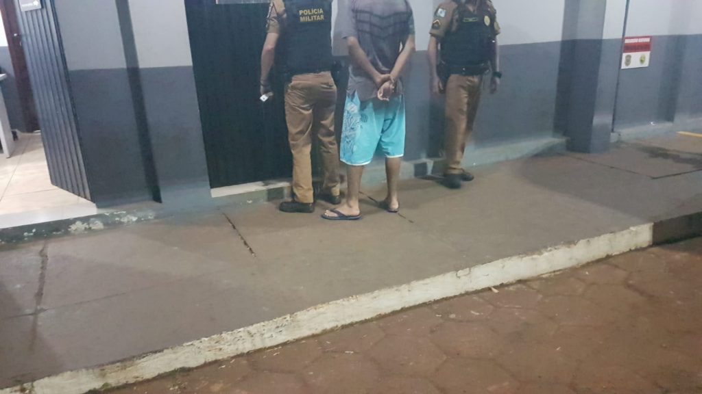 Homem é detido pela PM acusado de agredir criança de 8 anos que jogava bola no Gralha Azul, em Cascavel