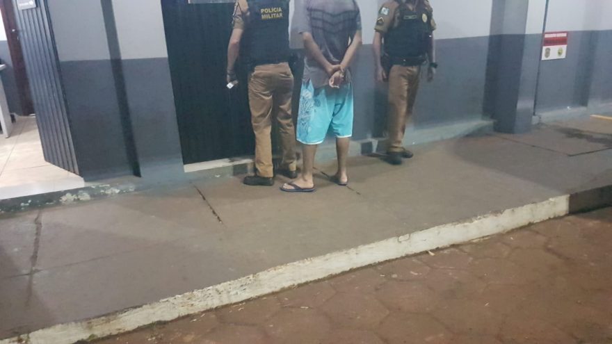 Homem é detido pela PM acusado de agredir criança de 8 anos que jogava bola no Gralha Azul, em Cascavel