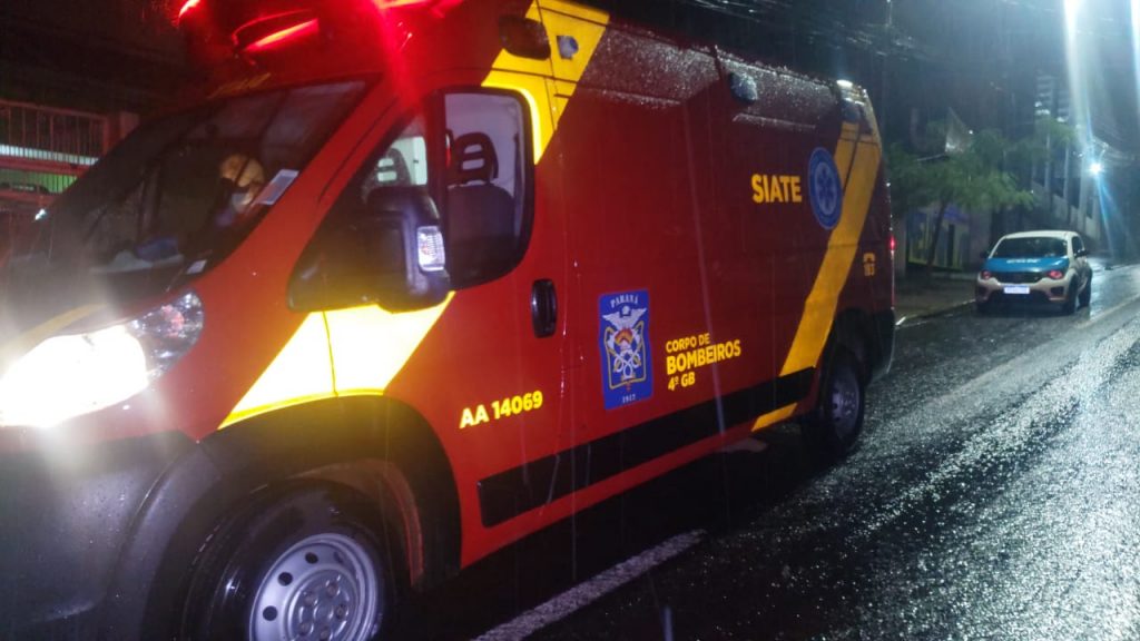 Mulher escorrega em piso molhado, cai e sofre corte na cabeça, no Ciro Nardi