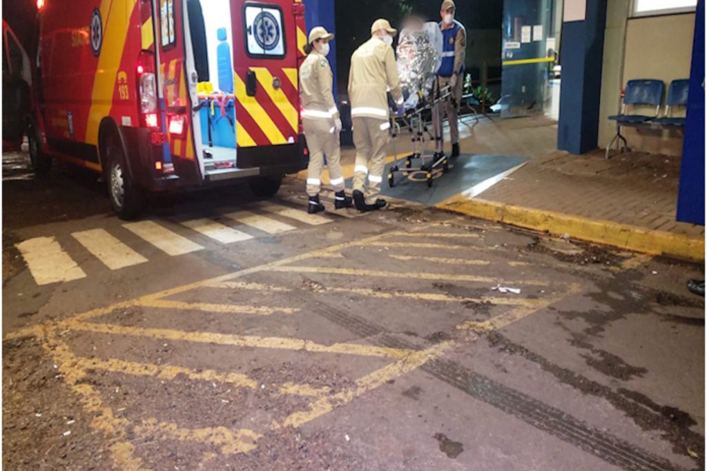 Motociclista de 23 anos sofre laceração no rosto ao cair de moto na BR-277 e é levado ao HUOP