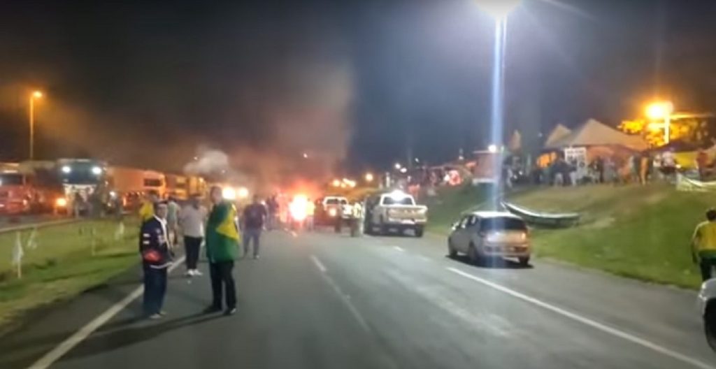 Rodovia BR-277 em Medianeira continua bloqueada nos dois sentidos, segundo PRF