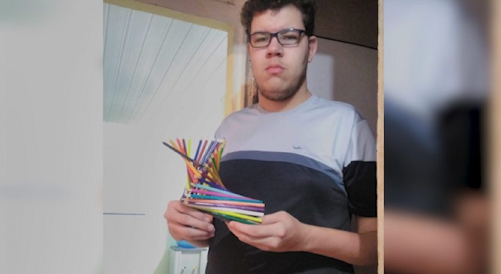 Família busca ajuda para tratamento de jovem com síndrome rara