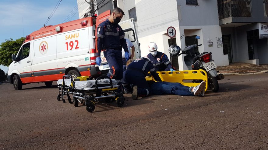 Motociclista fica ferido após se envolver em colisão com carro na Rua Vitória