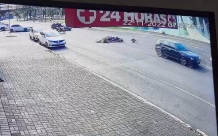 Vídeo mostra motociclista perdendo o capacete após colisão com Golf
