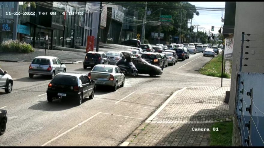Quem está errado? Câmera flagra motociclista fazendo ‘corredor’ e batendo com carro