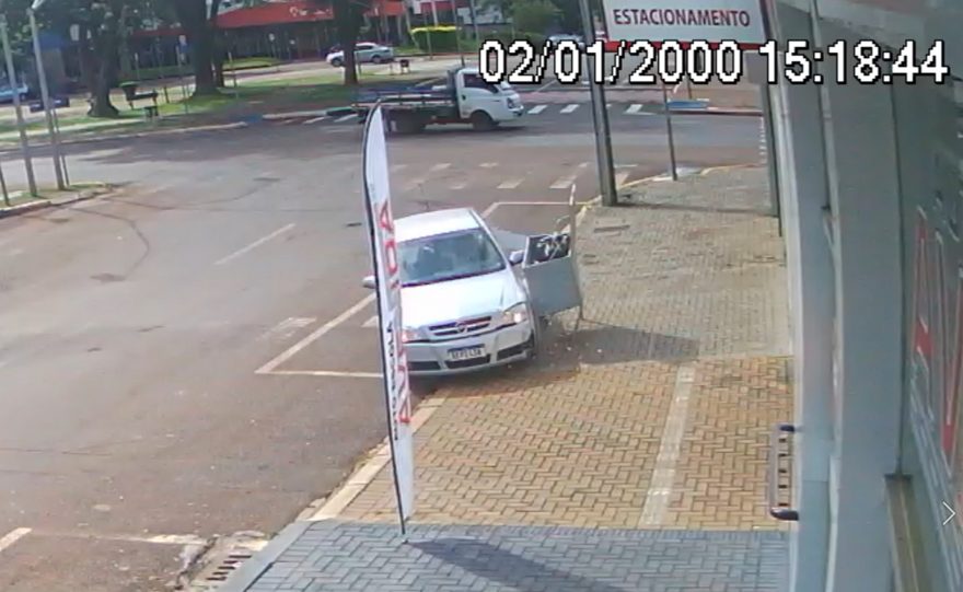 Eita! Motorista se distrai, invade calçada e atinge lixeira no Centro