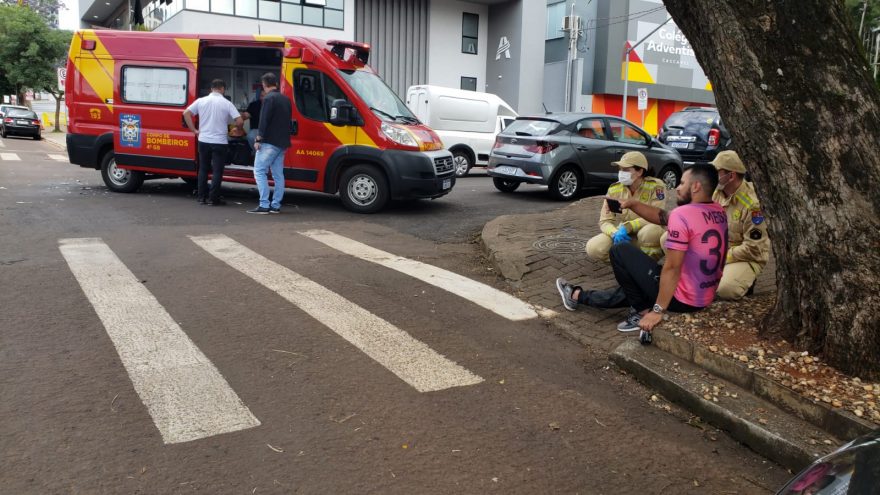 Duas pessoas ficam feridas após colisão entre Gol e Saveiro no Centro