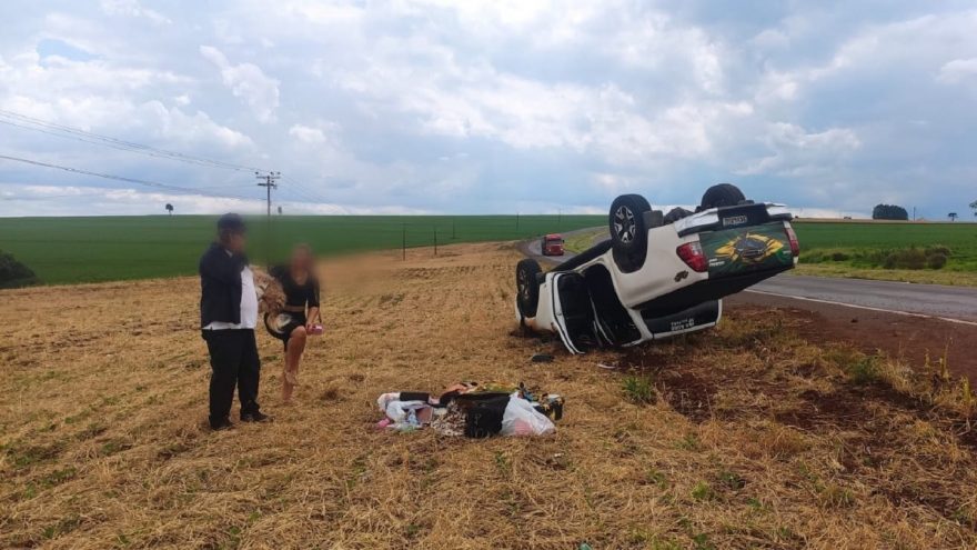 Condutor perde o controle e capota Hilux na BR-467