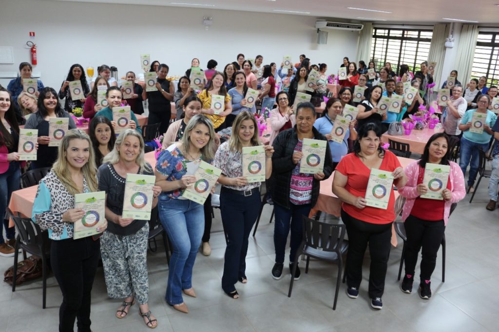 Merendeiros recebem Livro de Receitas de concurso promovido em parceria com a Itaipu
