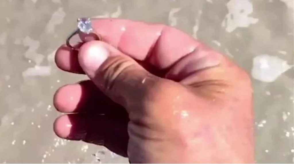 Homem encontra anel de R$ 210 mil em praia