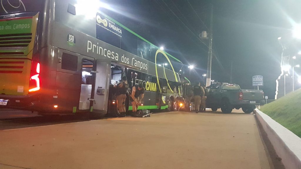 Polícia Militar realiza abordagens a ônibus em Cascavel