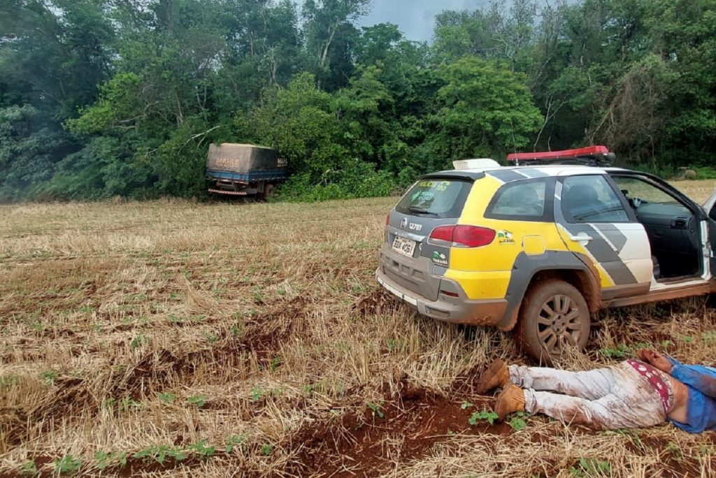 Polícia apreende 300 caixas de cigarros contrabandeados e prende condutor de caminhão, após fuga na PR-471