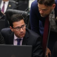 Imagem referente a Deputados de oposição querem barrar venda da Copel