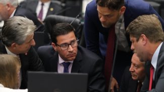 Deputados de oposição querem barrar venda da Copel