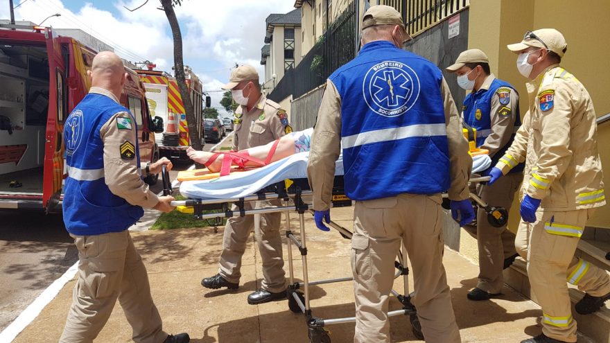 Mulher sofre contusão na coluna ai cair em apartamento no Bairro Neva