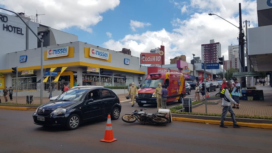 Veículos se envolvem em colisão na Avenida Brasil com a Rua Carlos de Carvalho