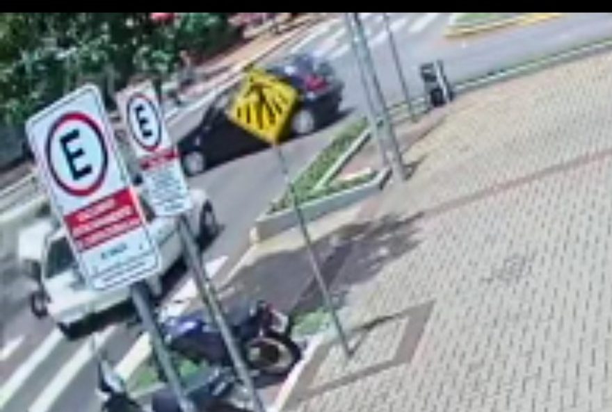 Um desviou, o outro atingiu em cheio; Vídeo mostra colisão no Centro