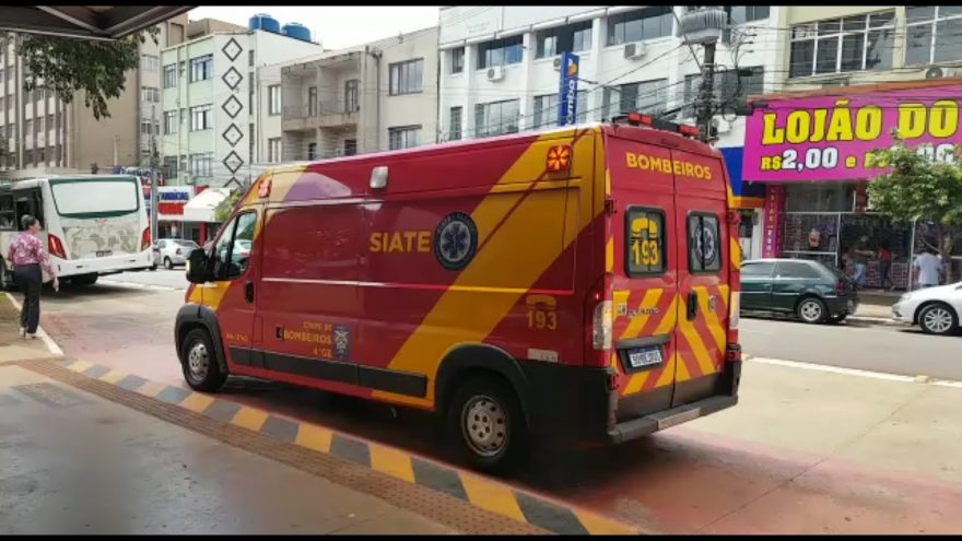 Bombeiros atendem pessoa ferida na Avenida Brasil, no Centro