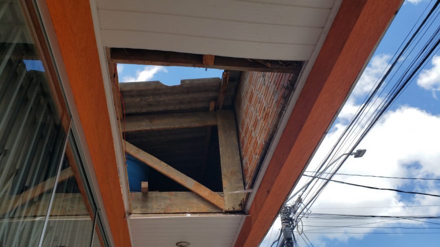 Telhado quebra e idoso sofre queda em imóvel no Maria Luiza