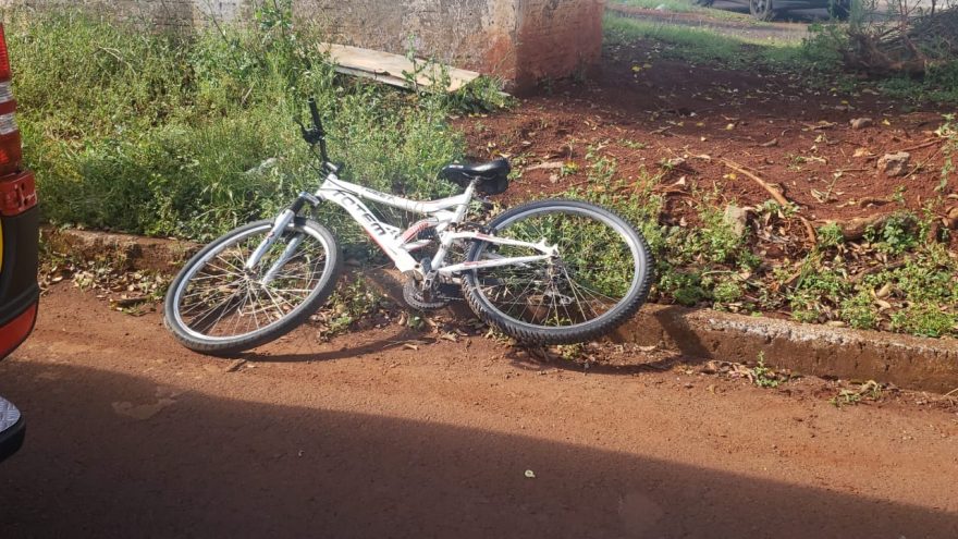 Acidente entre carro e bicicleta deixa mulher ferida no Cascavel Velho