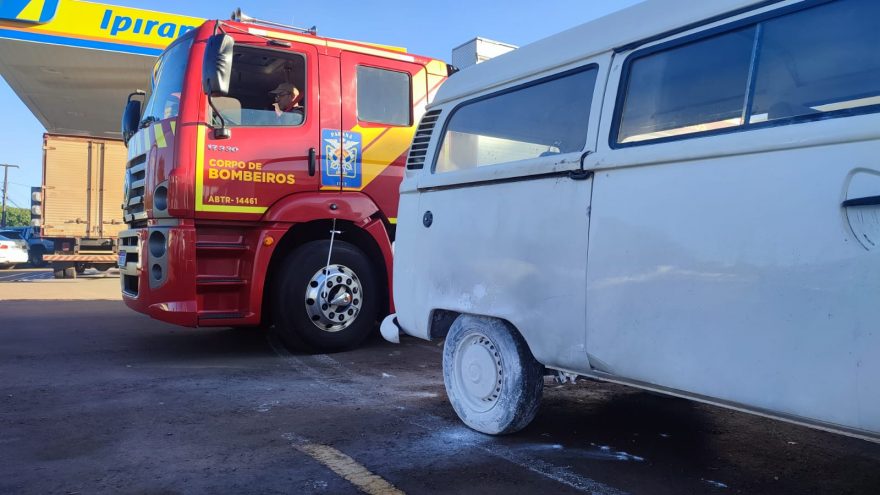 Corpo de Bombeiros apaga incêndio em Kombi no Pacaembu