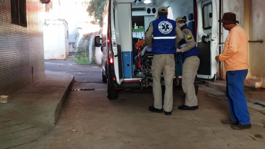 Homem fica ferido ao sofrer queda de trator na BR-277, no Trevo do Guarujá