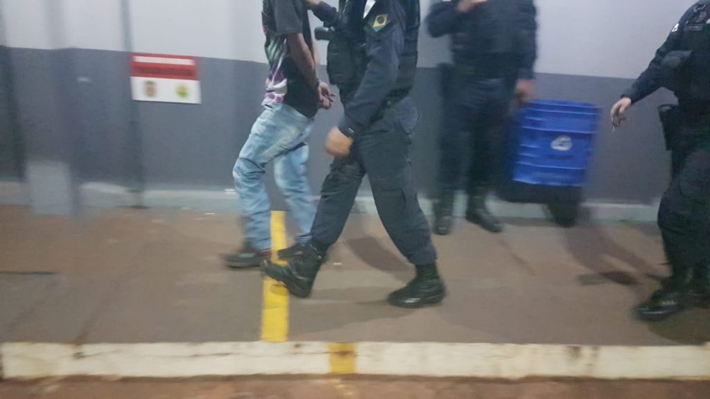 Suspeito de tentar bater na mãe é detido