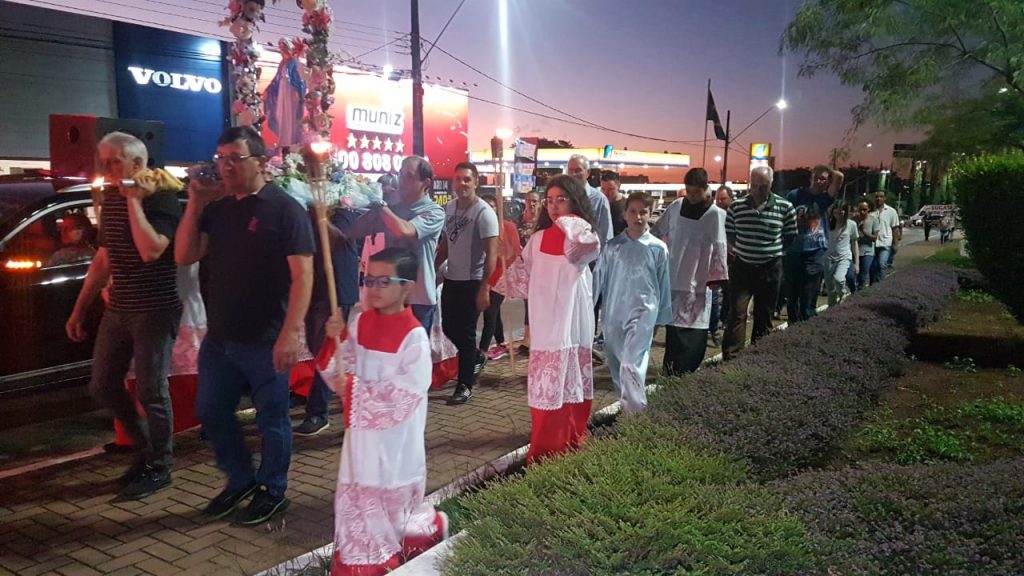 Procissão do São Cristóvão ao Pacaembu chama a atenção na Av. Brasil