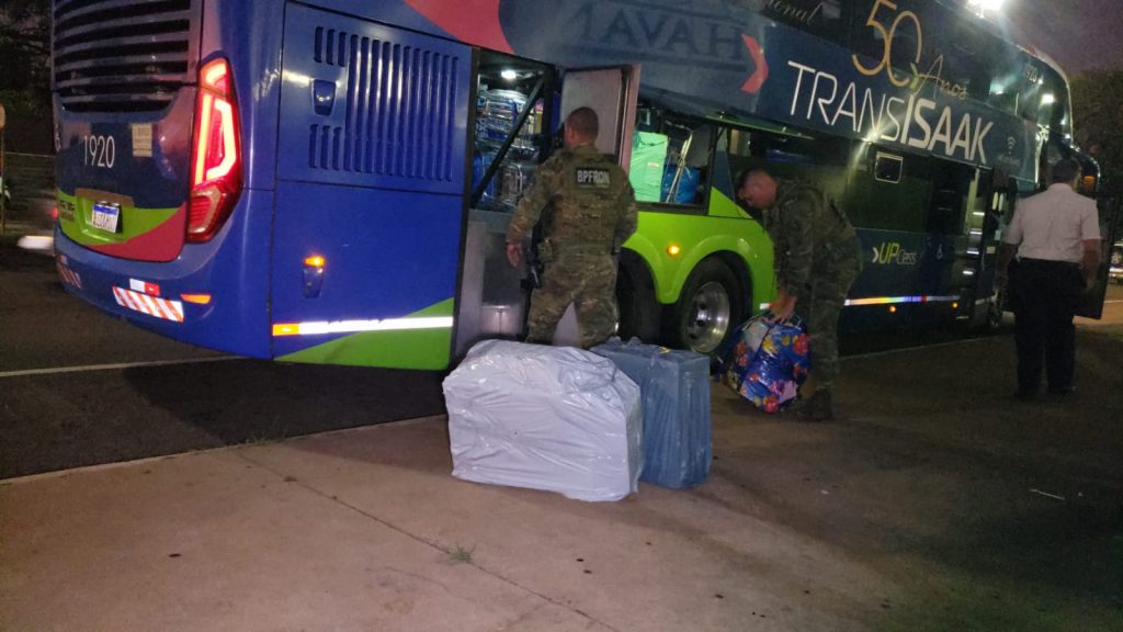 Abordagens a ônibus são realizadas na Av. Tancredo Neves