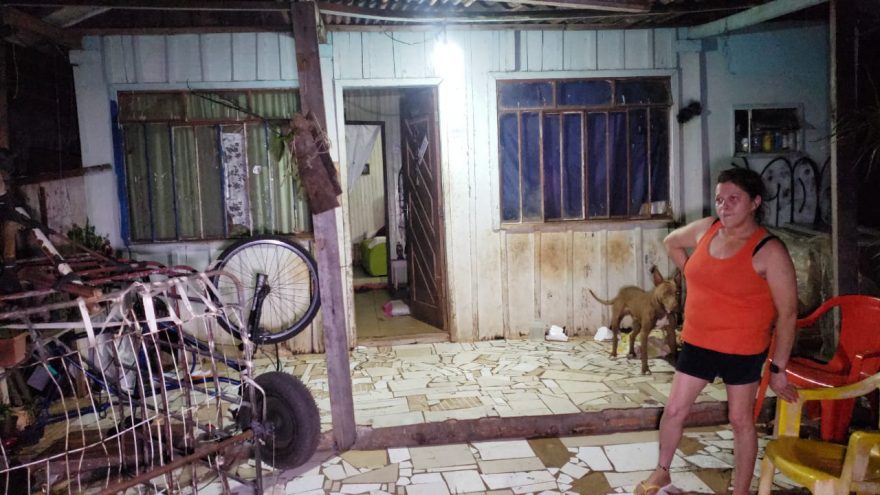 Mulher pede ajuda com alimentos, em Cascavel