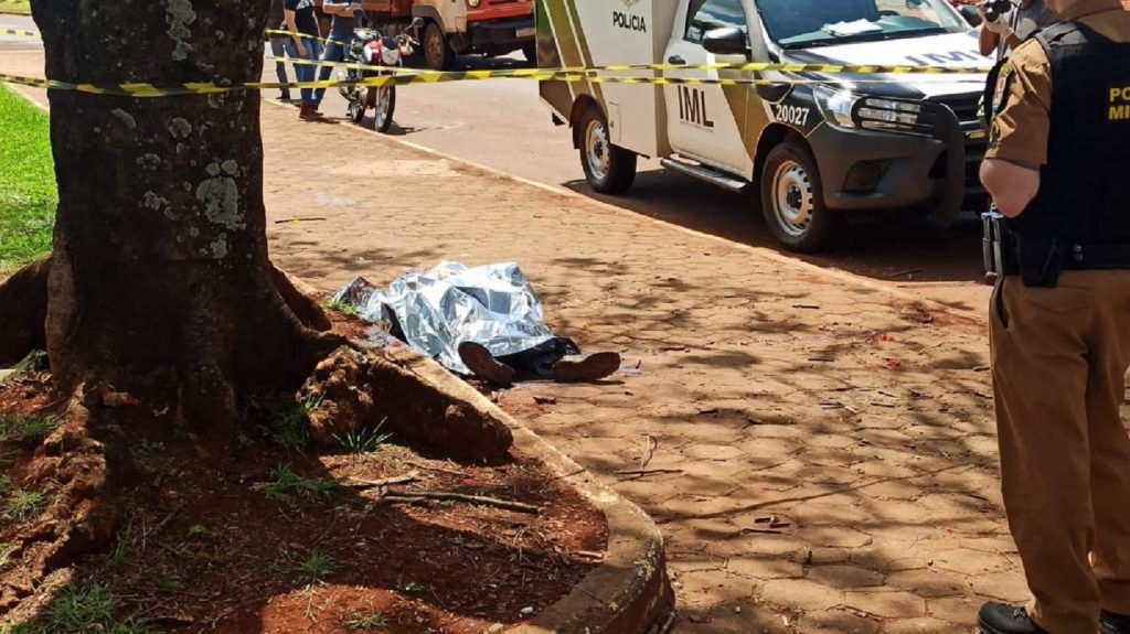 Homem desce da moto, anda pela calçada e cai morto no centro de Toledo