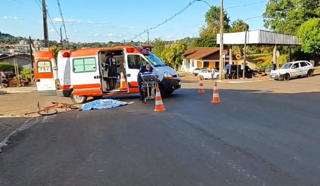 Jovem ciclista morre após colisão com caminhão em Itapejara do Oeste