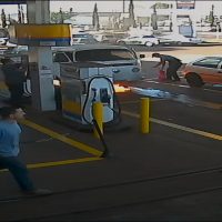 Imagem referente a Vídeo mostra frentistas combatendo fogo em Kombi