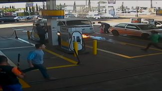 Vídeo mostra frentistas combatendo fogo em Kombi