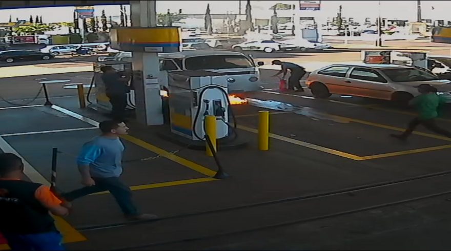 Vídeo mostra frentistas combatendo fogo em Kombi
