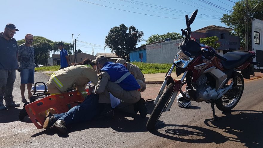 Após bater contra Kombi, motociclista fica ferido no Santa Cruz