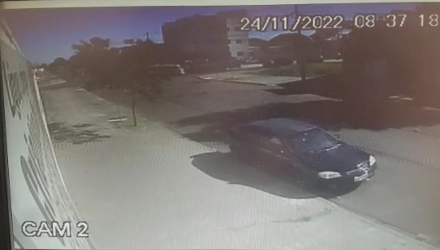 Vídeo mostra colisão entre moto e Kombi no Bairro Santa Cruz