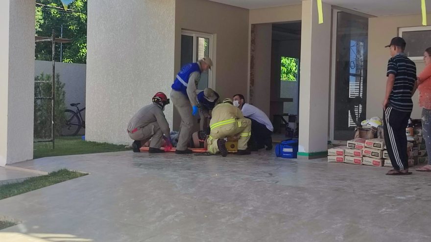 Trabalhador sofre queda e bate a cabeça em obra na Região do Lago