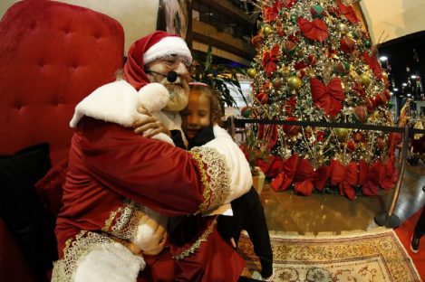 Imagem referente a Papai Noel fará a última entrega dos presentes arrecadados na campanha “Cartinhas de Natal”