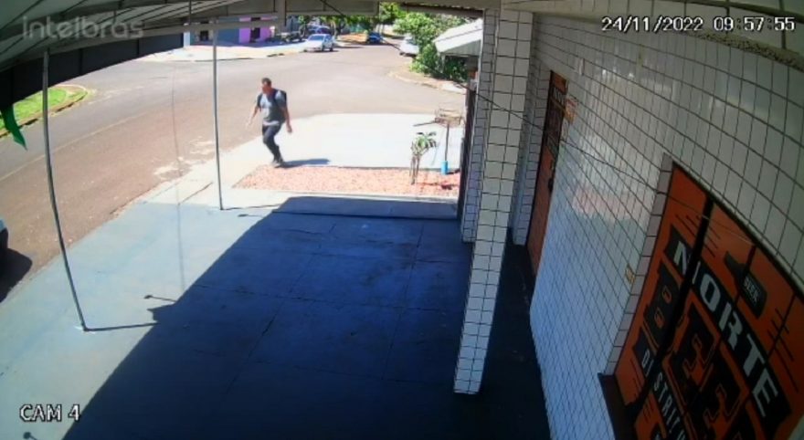 Câmera flagra indivíduo fugindo após furto em residência no Morumbi