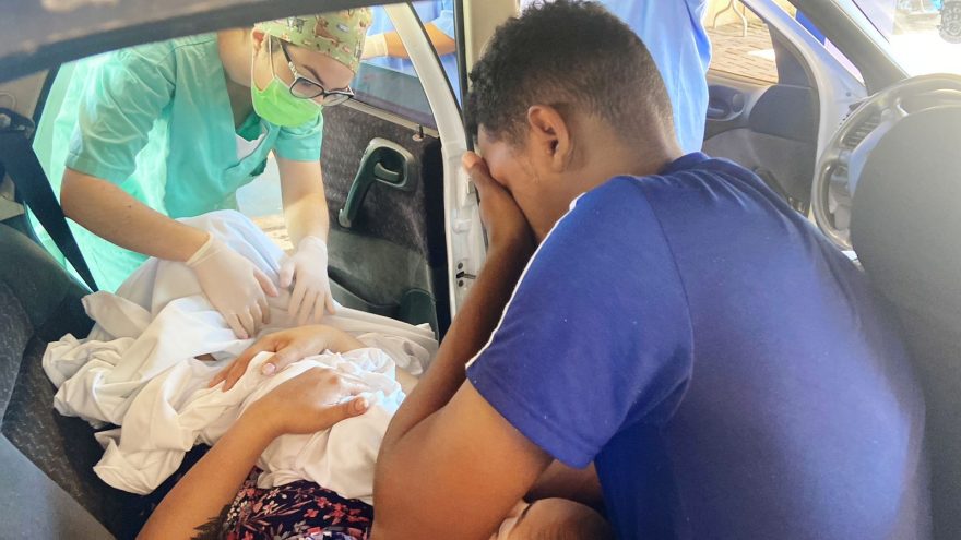 Apressadinho, bebê nasce dentro de carro em frente ao HUOP