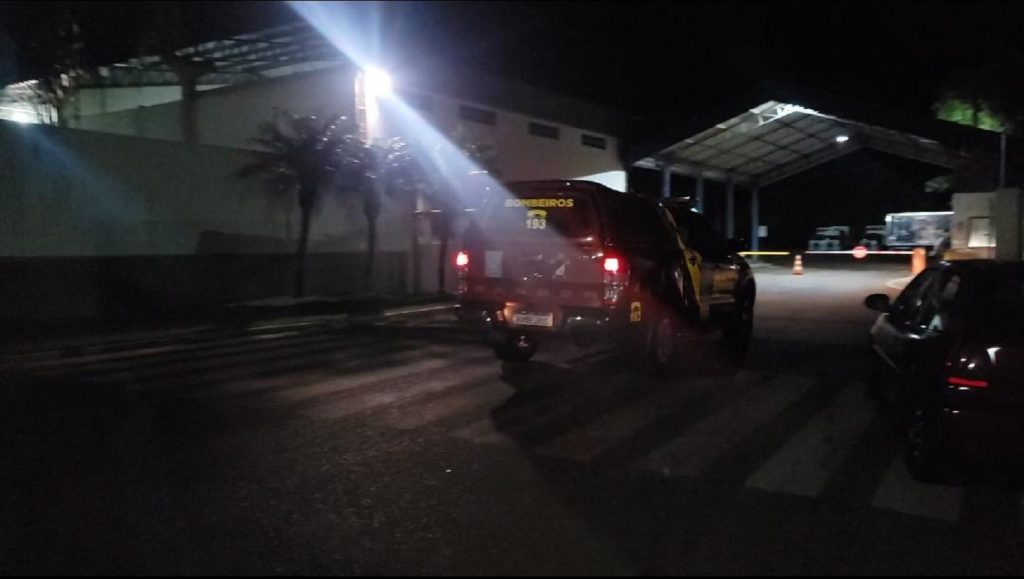 Homem sofre queda de caminhão dentro de empresa e é socorrido pelo Siate, no São Cristóvão