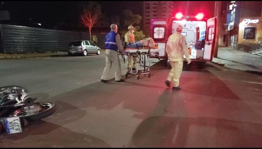 Acidente entre carro e moto deixa motociclista de 41 anos ferido no centro de Cascavel