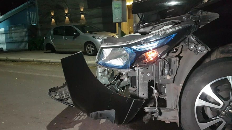 Peugeot é arremessado na calçada e perde uma roda em forte colisão no centro de Cascavel