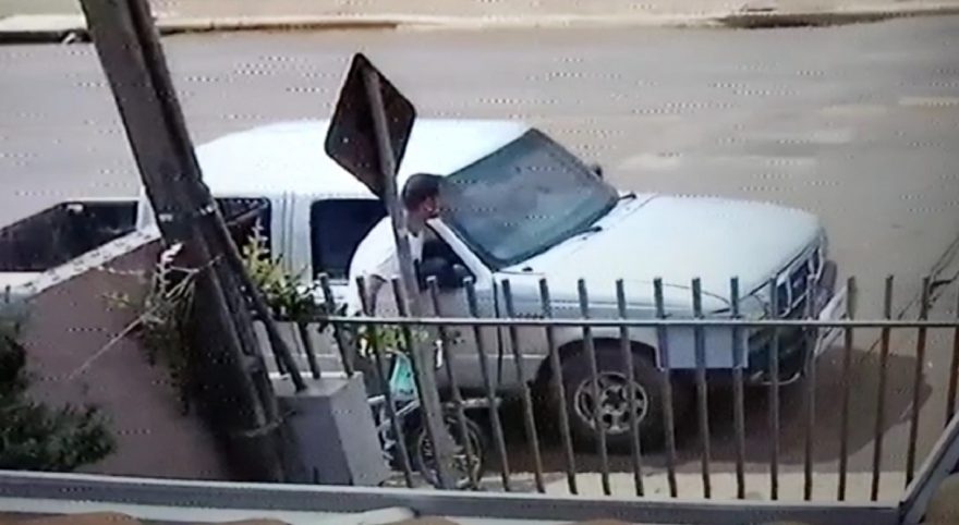 Ladrão é flagrado furtando celular em veículo