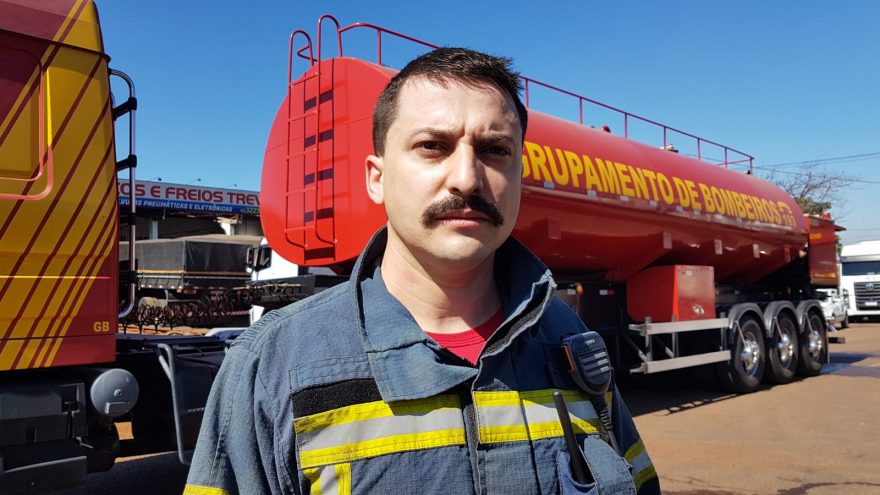 De acordo com o Corpo de Bombeiros o incêndio iniciou no compressor da tapeçaria