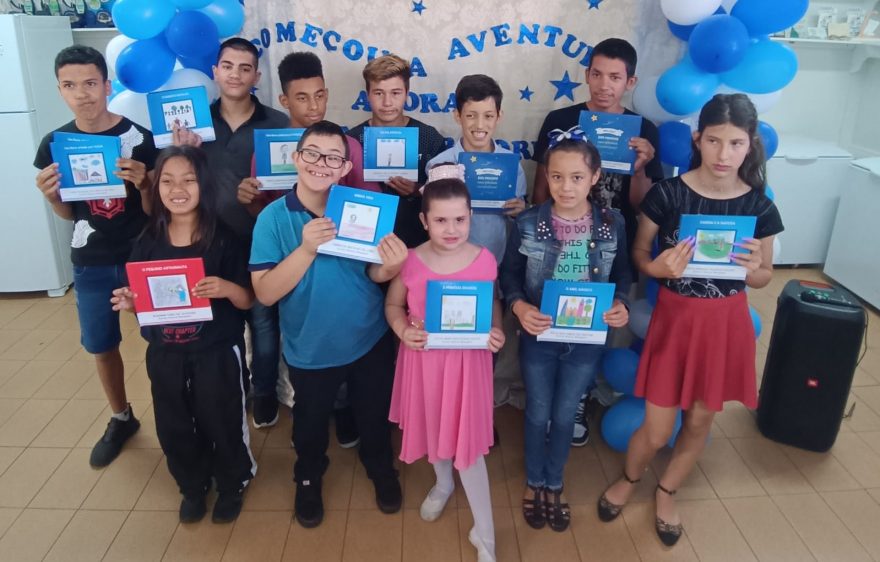 Alunos da Apae participam de manhã de autógrafo em livros autorais
